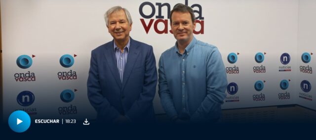 Juan Manuel Sinde, presidente de la Fundación Arizmendiarrieta Kristau Fundazioa, junto a Txema Gutiérrez en Onda Vasca